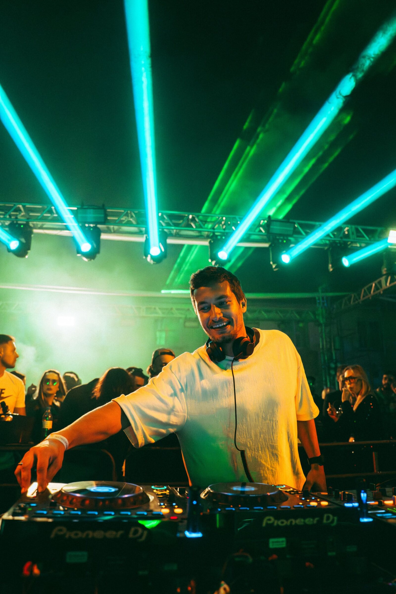 Mezomo tocando sob lasers verdes