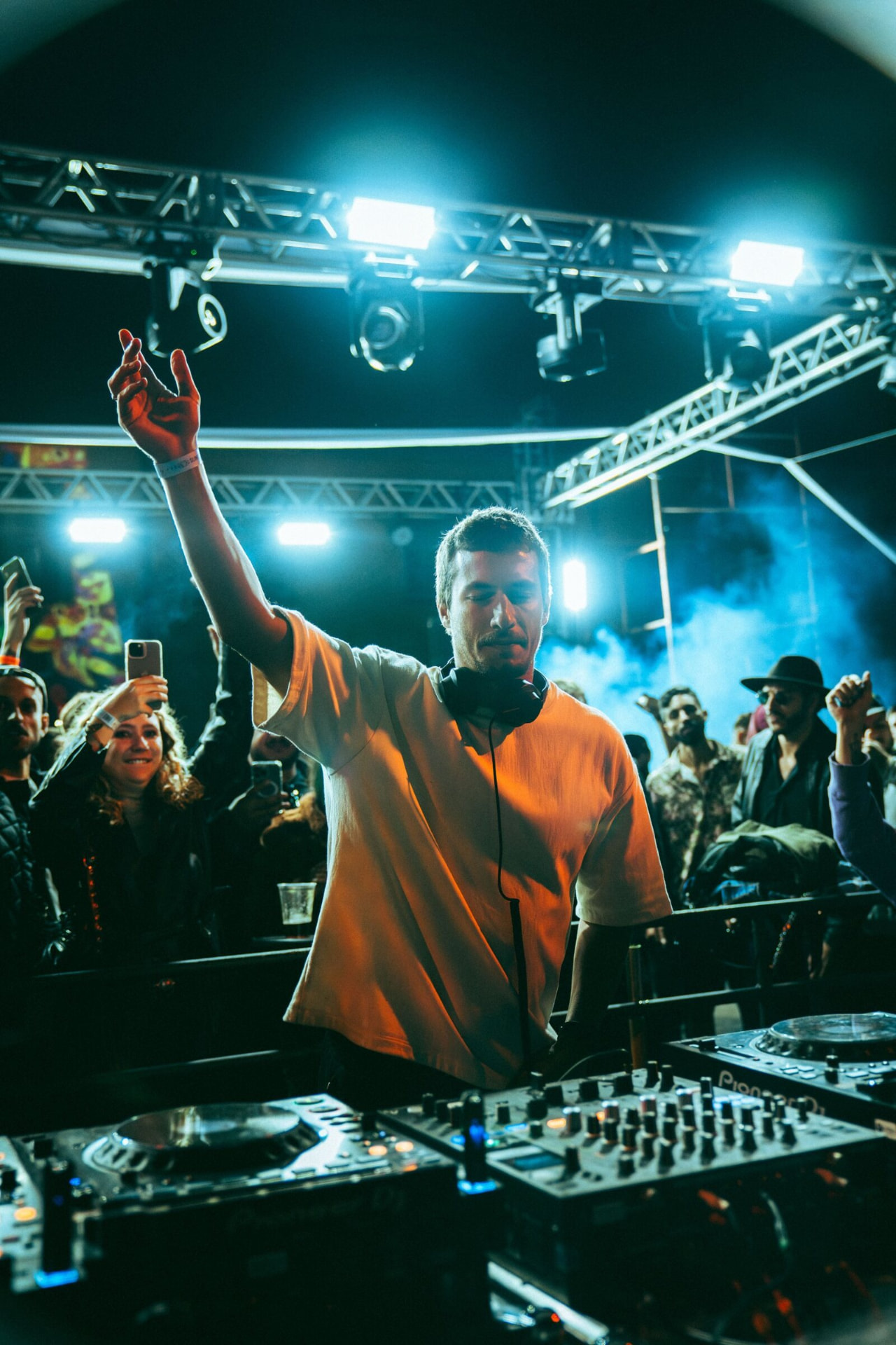 Mezomo com o braço erguido durante seu DJ set